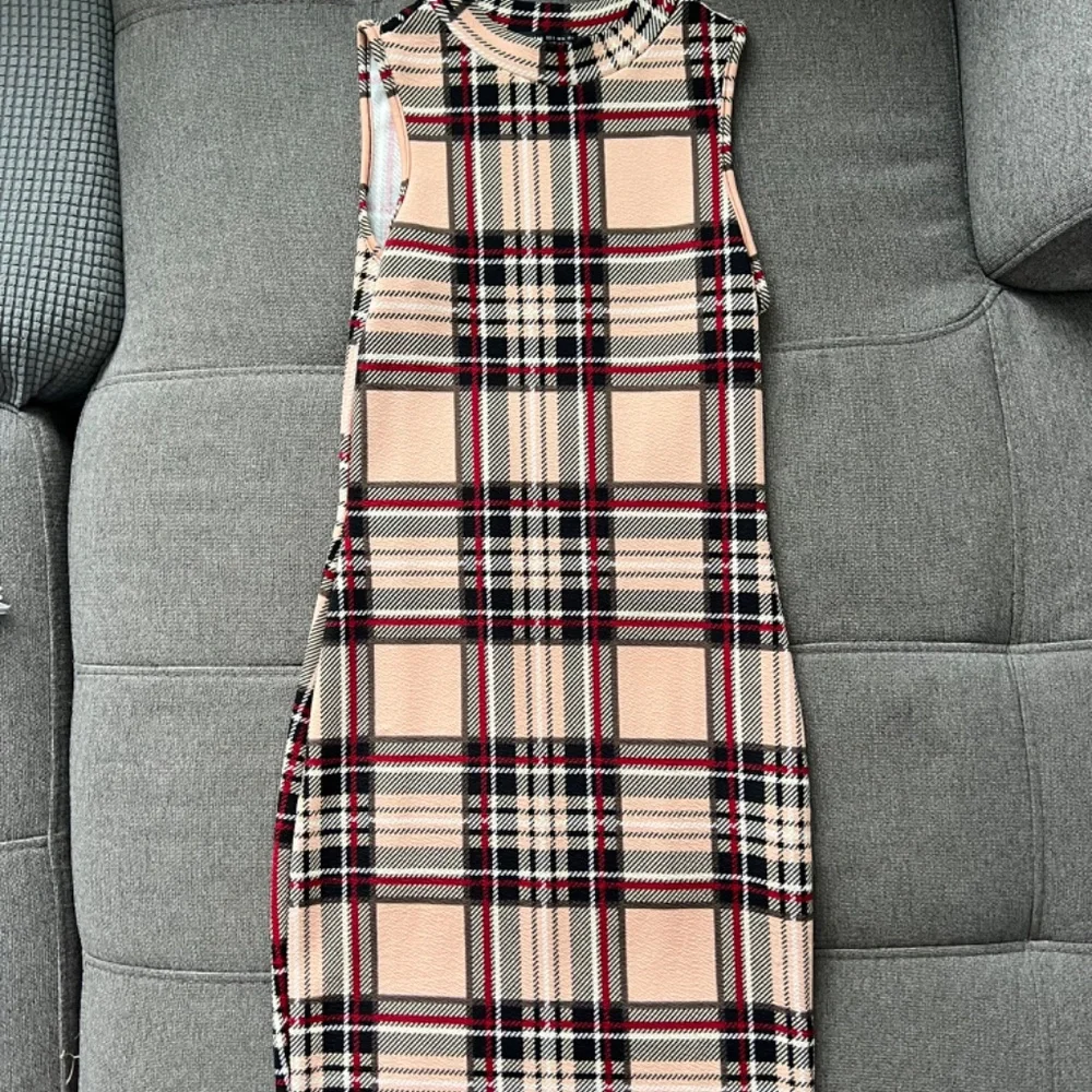 Multiple dresses - Picture 12 of 12